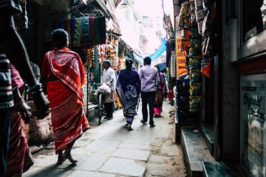 Varanasi Hindistan 19 Kasım 2018 Varanasi eski bölge dar sokakta öğleden sonra bilinmeyen Hint insanlar görünümünü