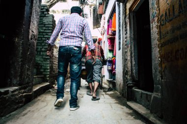 Varanasi Hindistan 19 Kasım 2018 Varanasi eski bölge dar sokakta öğleden sonra bilinmeyen Hint insanlar görünümünü