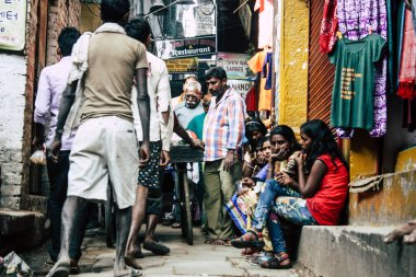 Varanasi Hindistan 19 Kasım 2018 Varanasi eski bölge dar sokakta öğleden sonra bilinmeyen Hint insanlar görünümünü