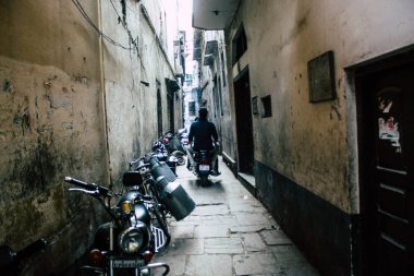 Varanasi Hindistan 19 Kasım 2018 Varanasi eski bölge dar sokakta öğleden sonra bilinmeyen Hint insanlar görünümünü