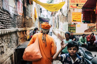 Varanasi Hindistan 19 Kasım 2018 Varanasi eski bölge dar sokakta öğleden sonra bilinmeyen Hint insanlar görünümünü