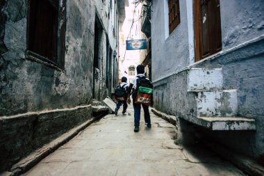 Varanasi Hindistan 19 Kasım 2018 Varanasi eski bölge dar sokakta öğleden sonra bilinmeyen Hint insanlar görünümünü