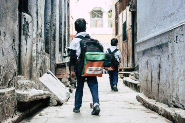 Varanasi Hindistan 19 Kasım 2018 Varanasi eski bölge dar sokakta öğleden sonra bilinmeyen Hint insanlar görünümünü