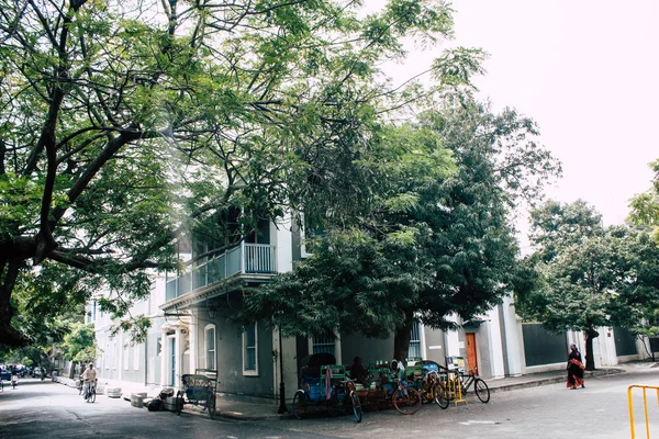 Pondicherry Tamil Nadu Hindistan 21 Ocak 2019 Fransız sömürge Pondicherry sabah bölgesinde beyaz şehir sokaklarında mimarisini görünümünü