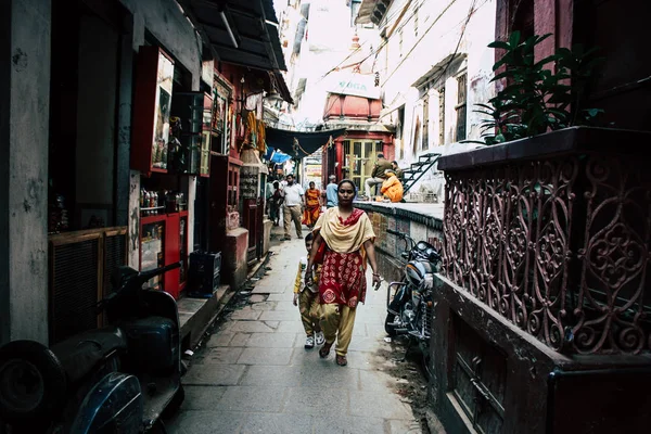 Varanasi Indiach Listopada 2018 Widok Nieznany Indian Ludzi Chodzenia Wąskiej — Zdjęcie stockowe