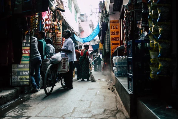 バラナシ インド 2018 日午後にバラナシの古い地区の狭い通りを歩いて未知のインド人のビュー — ストック写真