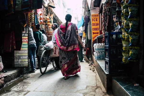 Varanasi Hindistan 19 Kasım 2018 Varanasi eski bölge dar sokakta öğleden sonra bilinmeyen Hint insanlar görünümünü