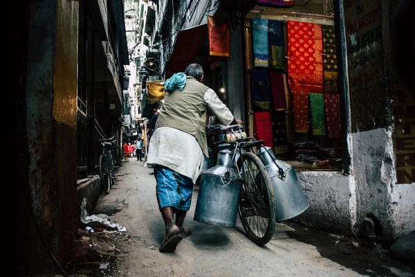 バラナシ インド 2018 日午後にバラナシの古い地区の狭い通りを歩いて未知のインド人のビュー — ストック写真