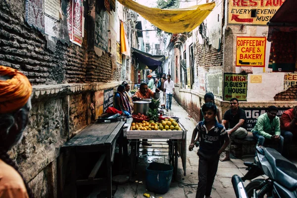 2018年11月19日 印度瓦拉纳西下午在瓦拉纳西老区狭窄街道散步的不明身份的印度人的观点 — 图库照片
