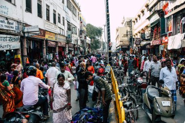 Varanasi Hindistan 7 Kasım 2018 bilinmeyenli Hint insanlar öğleden sonra Varanasi ghat için sokakta yürürken görünümünü