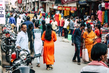 Varanasi Hindistan 7 Kasım 2018 bilinmeyenli Hint insanlar öğleden sonra Varanasi ghat için sokakta yürürken görünümünü