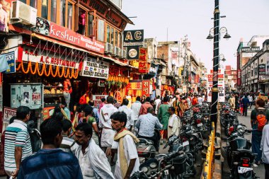 Varanasi Hindistan 7 Kasım 2018 bilinmeyenli Hint insanlar öğleden sonra Varanasi ghat için sokakta yürürken görünümünü