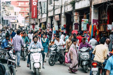Varanasi Hindistan 7 Kasım 2018 bilinmeyenli Hint insanlar öğleden sonra Varanasi ghat için sokakta yürürken görünümünü