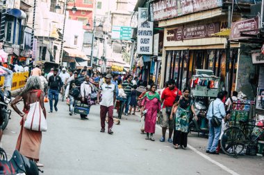 Varanasi Hindistan 7 Kasım 2018 bilinmeyenli Hint insanlar öğleden sonra Varanasi ghat için sokakta yürürken görünümünü