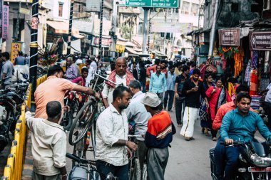 Varanasi Hindistan 7 Kasım 2018 bilinmeyenli Hint insanlar öğleden sonra Varanasi ghat için sokakta yürürken görünümünü