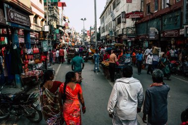 Varanasi Hindistan 7 Kasım 2018 bilinmeyenli Hint insanlar öğleden sonra Varanasi ghat için sokakta yürürken görünümünü