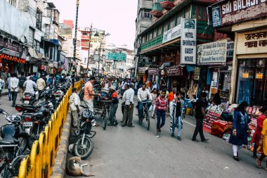 Varanasi Hindistan 7 Kasım 2018 bilinmeyenli Hint insanlar öğleden sonra Varanasi ghat için sokakta yürürken görünümünü
