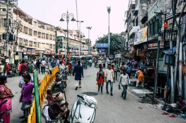 Varanasi Hindistan 7 Kasım 2018 bilinmeyenli Hint insanlar öğleden sonra Varanasi ghat için sokakta yürürken görünümünü