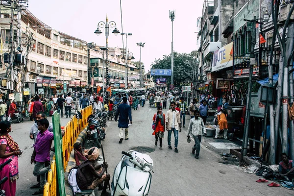 Varanasi Indiach Listopada 2018 Widok Niewiadomych Indian Ludzi Chodzących Ulicy — Zdjęcie stockowe