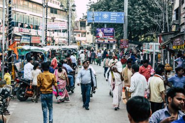 Varanasi Hindistan 7 Kasım 2018 bilinmeyenli Hint insanlar öğleden sonra Varanasi ghat için sokakta yürürken görünümünü