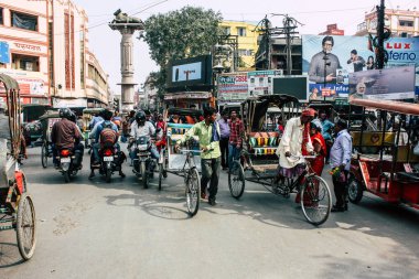 Varanasi Hindistan 7 Kasım 2018 bilinmeyenli Hint insanlar öğleden sonra Varanasi ghat için sokakta yürürken görünümünü