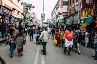 Varanasi Hindistan 7 Kasım 2018 bilinmeyenli Hint insanlar öğleden sonra Varanasi ghat için sokakta yürürken görünümünü