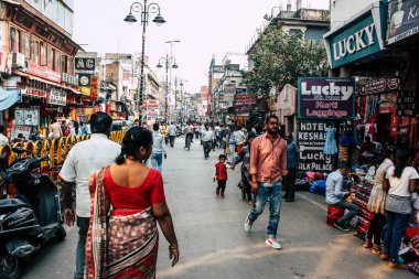 Varanasi Hindistan 7 Kasım 2018 bilinmeyenli Hint insanlar öğleden sonra Varanasi ghat için sokakta yürürken görünümünü