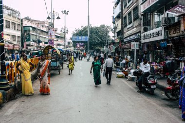 Varanasi Hindistan 7 Kasım 2018 bilinmeyenli Hint insanlar öğleden sonra Varanasi ghat için sokakta yürürken görünümünü