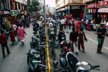 Varanasi Hindistan 7 Kasım 2018 bilinmeyenli Hint insanlar öğleden sonra Varanasi ghat için sokakta yürürken görünümünü
