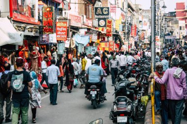 Varanasi Hindistan 7 Kasım 2018 bilinmeyenli Hint insanlar öğleden sonra Varanasi ghat için sokakta yürürken görünümünü