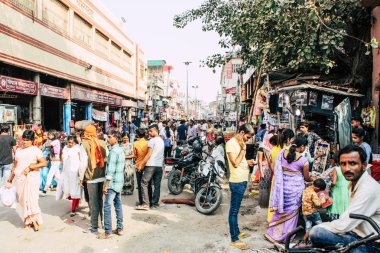 Varanasi Hindistan 7 Kasım 2018 bilinmeyenli Hint insanlar öğleden sonra Varanasi ghat için sokakta yürürken görünümünü