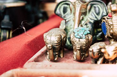 Gokarna Hindistan 9 Aralık 2018 dekoratif objeler Closeup sabah Gokarna ana yol bir Hatıra Eşyası dükkanda satılan