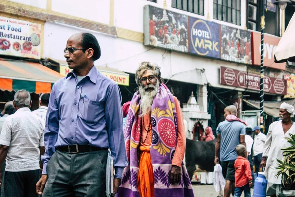 Varanasi Indiach Listopada 2018 Widok Niewiadomych Indian Ludzi Chodzących Ulicy — Zdjęcie stockowe