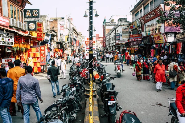 Varanasi India Noviembre 2018 Vista Incógnitas Indígenas Caminando Calle Hacia — Foto de Stock