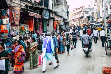 Varanasi Hindistan 7 Kasım 2018 bilinmeyenli Hint insanlar öğleden sonra Varanasi ghat için sokakta yürürken görünümünü