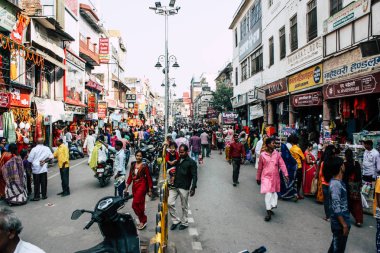 Varanasi Hindistan 7 Kasım 2018 bilinmeyenli Hint insanlar öğleden sonra Varanasi ghat için sokakta yürürken görünümünü