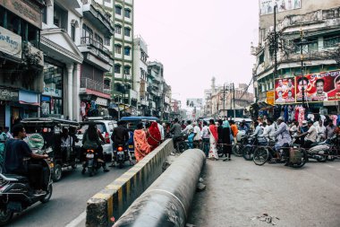 Varanasi Hindistan 7 Kasım 2018 bilinmeyenli Hint insanlar öğleden sonra Varanasi ghat için sokakta yürürken görünümünü