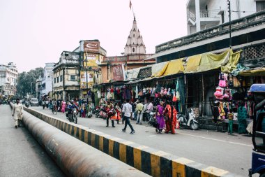 Varanasi Hindistan 7 Kasım 2018 bilinmeyenli Hint insanlar öğleden sonra Varanasi ghat için sokakta yürürken görünümünü