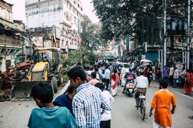 Varanasi Hindistan 7 Kasım 2018 bilinmeyenli Hint insanlar öğleden sonra Varanasi ghat için sokakta yürürken görünümünü
