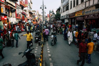 Varanasi Hindistan 7 Kasım 2018 bilinmeyenli Hint insanlar öğleden sonra Varanasi ghat için sokakta yürürken görünümünü