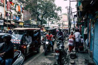 Varanasi Hindistan 7 Kasım 2018 bilinmeyenli Hint insanlar öğleden sonra Varanasi ghat için sokakta yürürken görünümünü