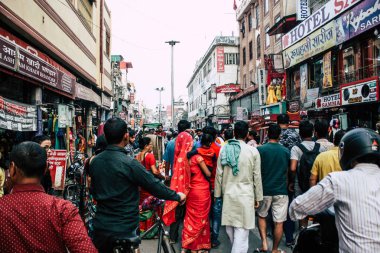 Varanasi Hindistan 7 Kasım 2018 bilinmeyenli Hint insanlar öğleden sonra Varanasi ghat için sokakta yürürken görünümünü