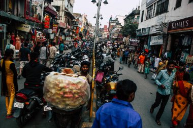 Varanasi Hindistan 7 Kasım 2018 bilinmeyenli Hint insanlar öğleden sonra Varanasi ghat için sokakta yürürken görünümünü