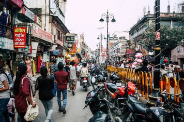Varanasi Hindistan 7 Kasım 2018 bilinmeyenli Hint insanlar öğleden sonra Varanasi ghat için sokakta yürürken görünümünü