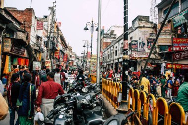 Varanasi Hindistan 7 Kasım 2018 bilinmeyenli Hint insanlar öğleden sonra Varanasi ghat için sokakta yürürken görünümünü