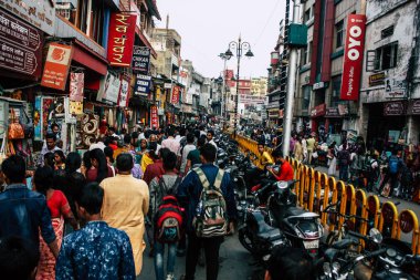 Varanasi Hindistan 7 Kasım 2018 bilinmeyenli Hint insanlar öğleden sonra Varanasi ghat için sokakta yürürken görünümünü