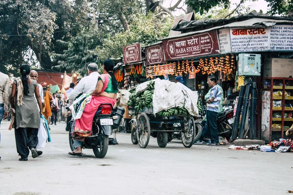 Varanasi Indiach Listopada 2018 Widok Niewiadomych Indian Ludzi Chodzących Ulicy — Zdjęcie stockowe