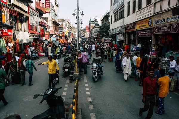 Varanasi Inde Novembre 2018 Vue Inconnus Indiens Marchant Dans Rue — Photo