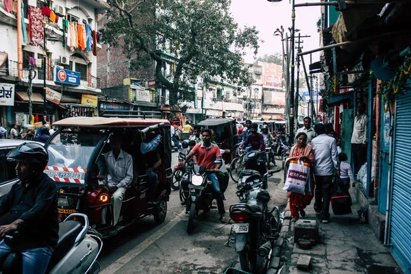 Varanasi Hindistan 7 Kasım 2018 bilinmeyenli Hint insanlar öğleden sonra Varanasi ghat için sokakta yürürken görünümünü