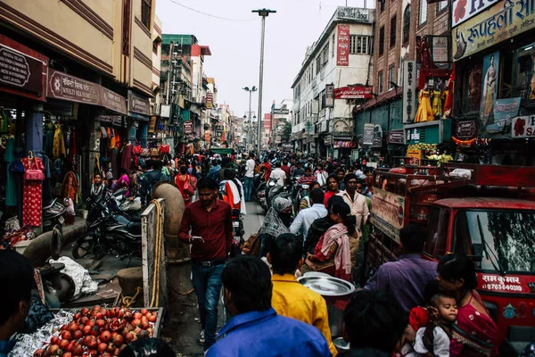 Varanasi India Noviembre 2018 Vista Incógnitas Indígenas Caminando Calle Hacia — Foto de Stock
